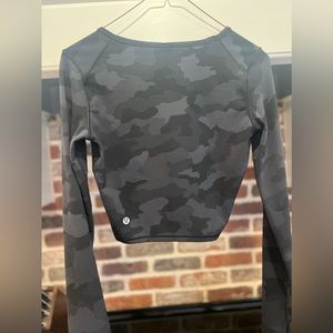 lululemon Gray Camo Cropped Long Sleeve Size 4